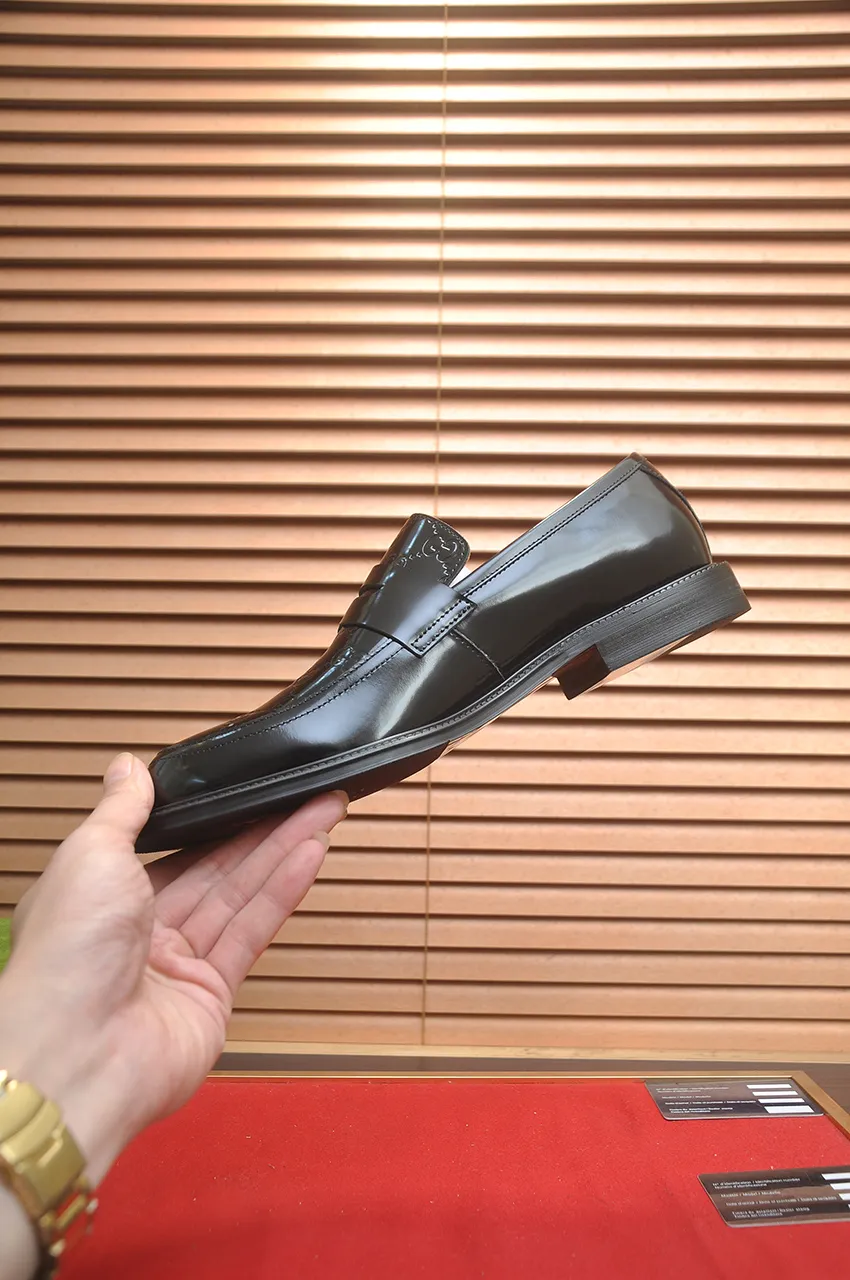 Men's shoes💰500💶Italy's top luxury men's shoe giant (GUCCI) (Gucci) (full cowhide lining) new arrival🍃Original European style🔰 Pleasant to the eye😍In order to make the shoes more durable and non-deformable🌀The production continues to follow traditional methods but there is still no lack of innovation💪Choose original sheepskin for the leather♻️ Smooth and natural And extra bright ⭐Made of imported cowhide, the first choice of rich people 38-45 (45 customized)